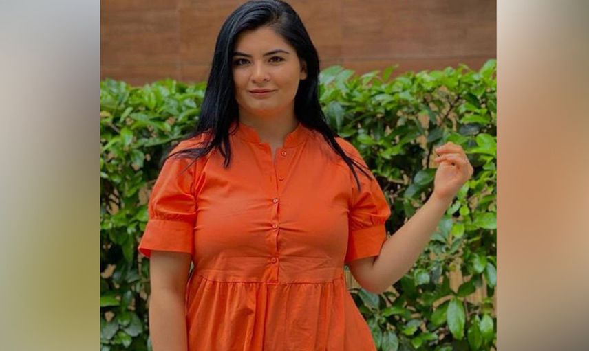 Başını açtı