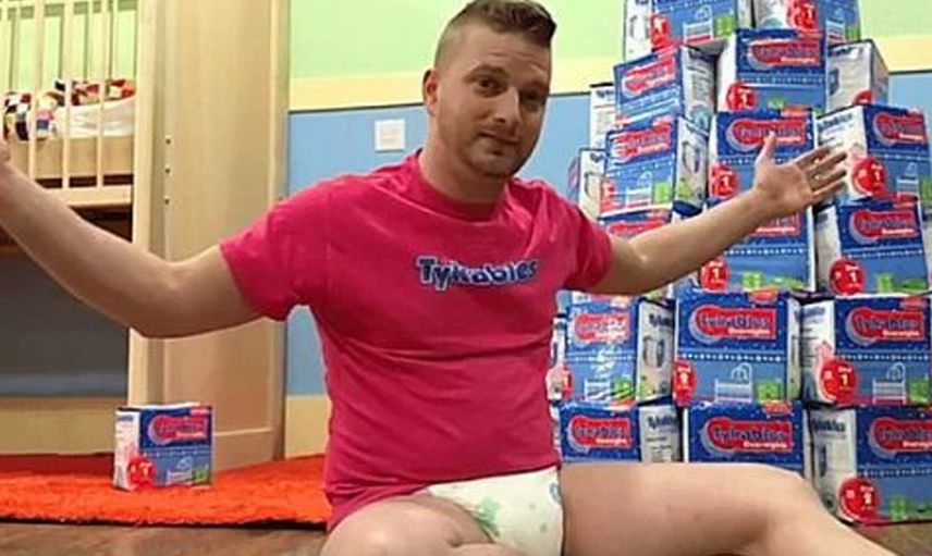 Böyle fantezi daha önce görülmedi! Bebek bezi giyip partnerinin kendisiyle bebek gibi ilgilenilmesini istiyorlar