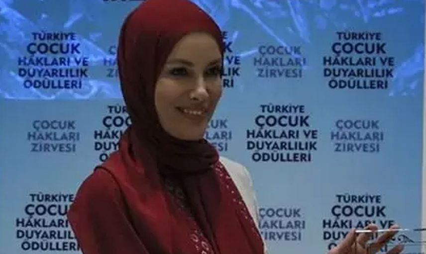 Gamze Özçelik’ten kalpleri ısıtan paylaşım: Gazze’deki sivillere sıcak yemek dağıttı