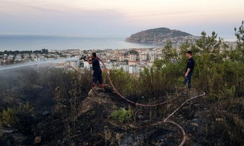 Alanya'da Çıkan Yangını, Ormanda Nöbet Tutan Gençler Önledi