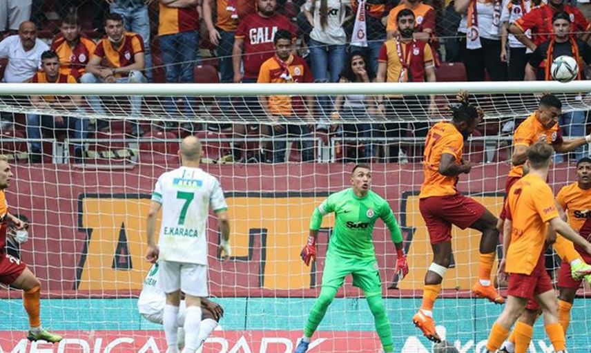Galatasaraylı Fernando Muslera, Alanyaspor Maçının Ardından Serkan Kırıntılı'nın Üzerine Yürüdü!
