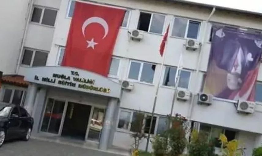 Muğla'da tepki çeken görüntüler! Atatürk posteri ters asıldı vatandaş ayağa kalktı