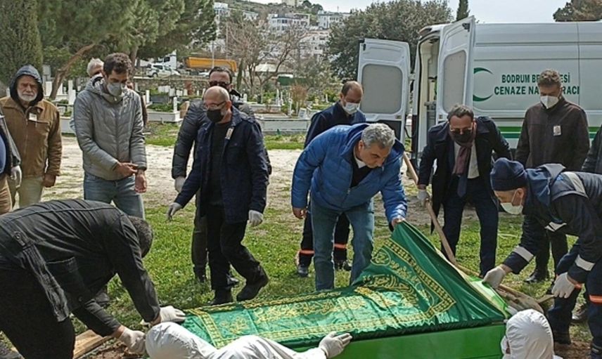 Seray Sever'in babasının cenazesinde yürek burkan detay