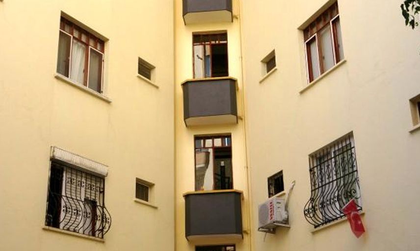 Adana'da kilime basıp kafasını balkona çarpan müteahhit hayatını kaybetti