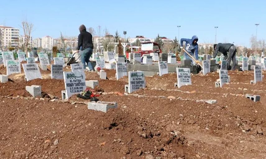 Depremin vurduğu Diyarbakır’dan üzen fotoğraflar: Defin işlemleri başladı