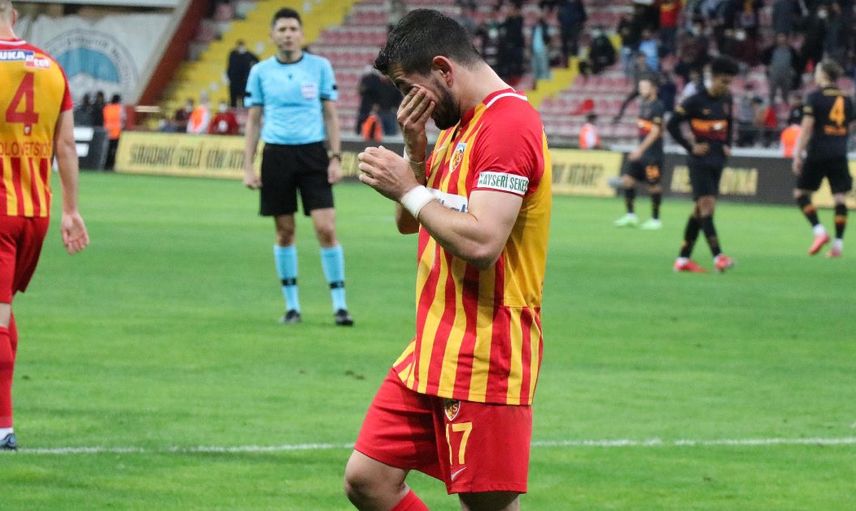 Emrah Başsan Gözyaşlarını Tutamadı!