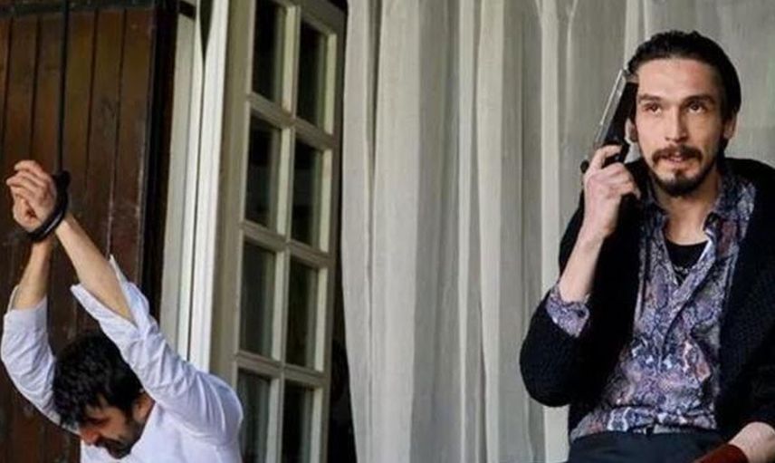 Trans birey Ahmet Melih Yılmaz kadın olduktan sonra minicik eteği ile dans şovu yaptı