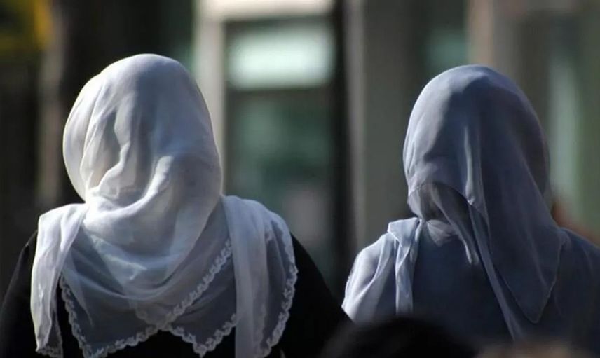 Sosyal medya bu görüntüleri konuşuyor: Müslüman kız öğrencilere penis dedirtmeye çalışan öğretmene tepkiler çığ gibi büyüyor