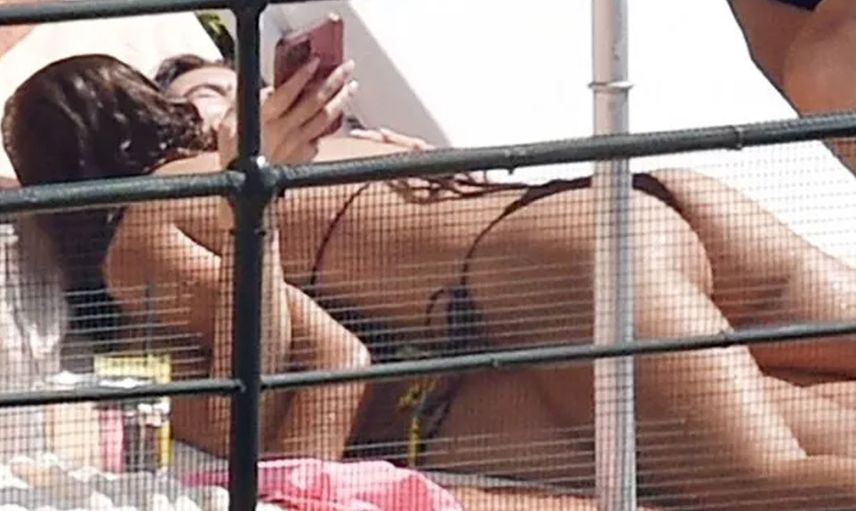 Dua Lipa kız arkadaşı ile kucak kucağa yakalandı! Hereksin içinde bir sevişmedikleri kaldı