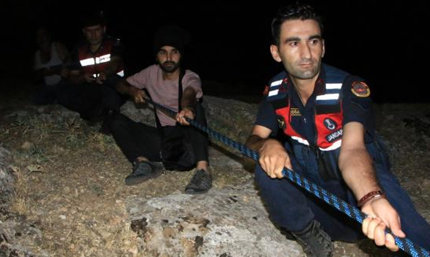 Elazığ’da Uçurumun Eşiğinde Kalan Kadın İçin Film Sahnelerini Aratmayan Bir Operasyon Düzenlendi