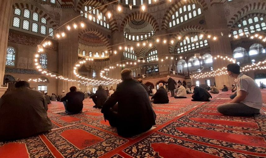 Tam Kapanmanın İlk Cuma Namazında Camiler Doldu