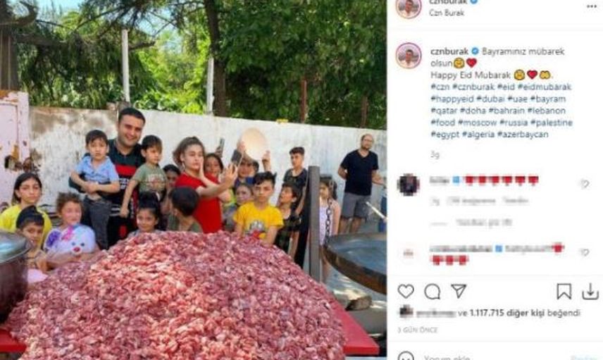 CZN Burak Sokak Ortasında Kavurma Yapıp İnsanlara Dağıttı