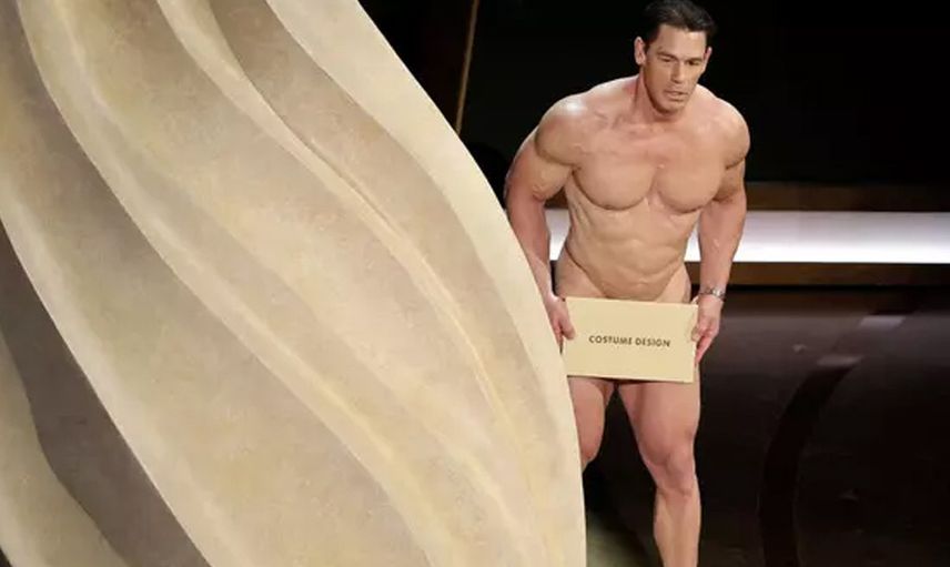 John Cena sahneye çıplak çıktı: Konuşma yapacakken üstüne perde giydirildi!