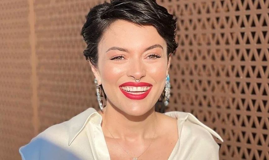 Çiçeği burnunda anne Ezgi Mola bebeği Can ile ilk kez kameralar karşısına çıktı: Annelik yakışmış!