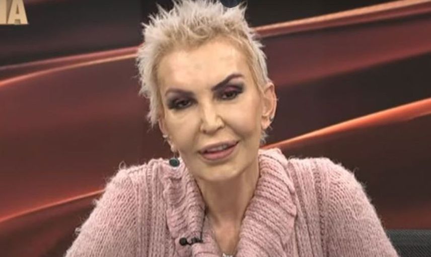 Seyhan Soylu yine yaptı yapacağını! Özge Ulusoy'un göğüslerine Ahmet Çakar imzası attı görenler kahkahaya boğuldu