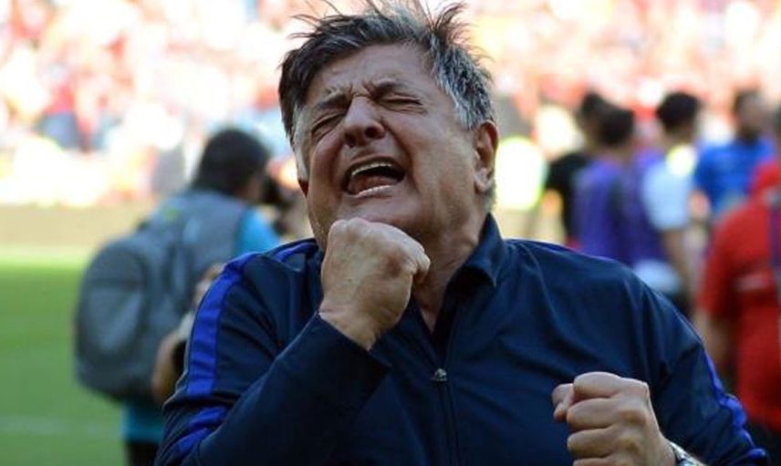 Yılmaz Vural çapkınlık turlarında! Evli ve üç çocuk babası olan Yılmaz Vural, iki sevgilisiyle Cihangir gecelerinin altını üstüne getirdi