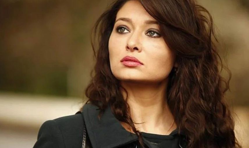 Nurgül Yeşilçay'dan iddialı pozlar: Kasığına kadar açılan yırtmaçlı elbisesiyle olay oldu!