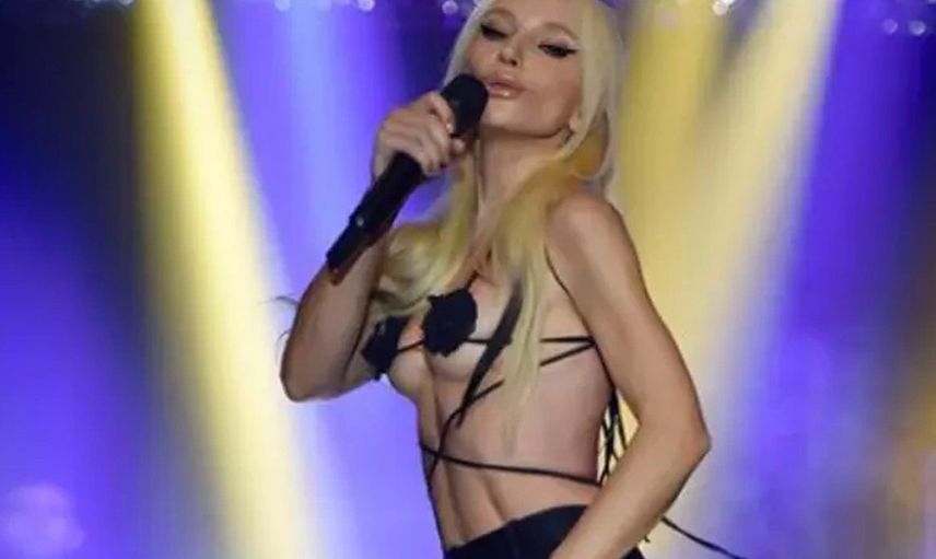 Gülşen yeni teklisi ''Bal'' için gün sayarken bomba paylaşım geldi: Transparan mayosunu giydi, beline yılan sardı!