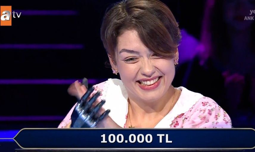 Kim Milyoner Olmak İster'de ilginç anlar! Kenan İmirzalıoğlu yarışmacıyı alnından öptü