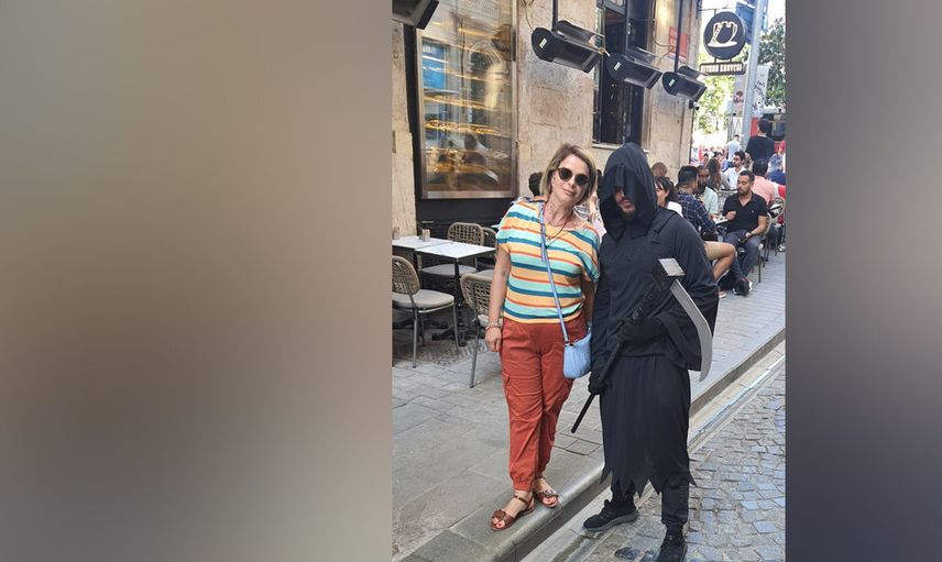 İstanbul Galata’da bir adam kendini yaktı! Çevredeki vatandaşlar da selfie çekti