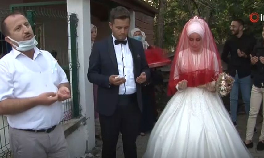 Karabük'te Halk Otobüsünde Tanışan Çift Otobüsü Gelin Arabası Yaptı