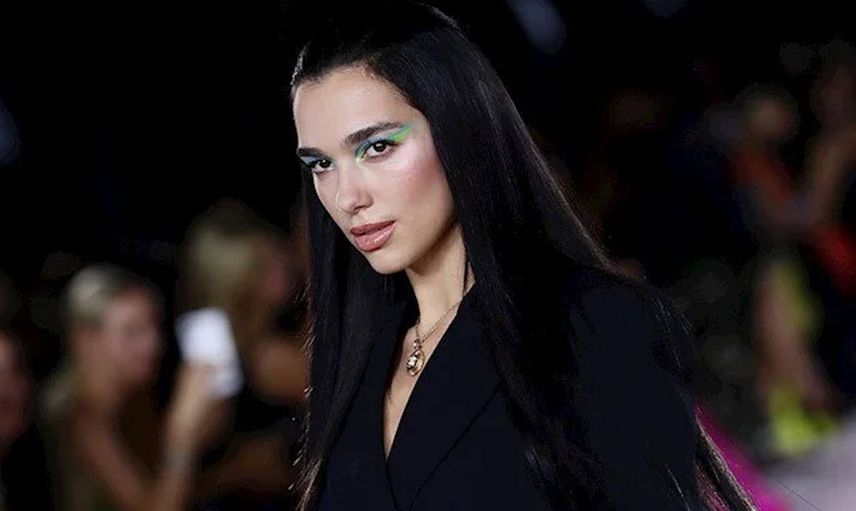 Dua Lipa minicik bikinisi ile yüzmeye çalıştı her yeri göründü ünlü isim frikik yağdırdı