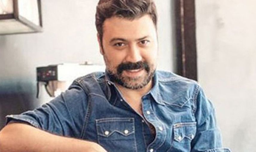 Taksim’in ortasında dudak dudağa yakalandılar! Bülent Emrah Parlak ve gizemli esmerin aşk gecesi: Meğer evli bir oyuncuymuş!