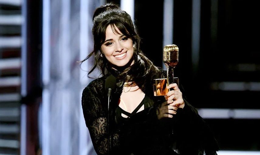 Sunucular ne yapacağını şaşırdı: Ünlü şarkıcı Camila Cabello’nun canlı yayında başına gelenler herkesi şaşkına çevirdi
