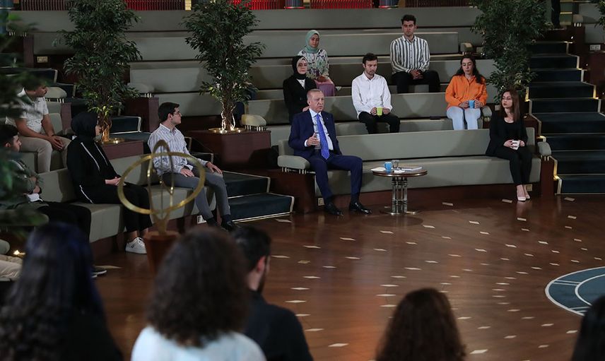 Cumhurbaşkanı Recep Tayyip Erdoğan, Cumhurbaşkanlığı Millet Kütüphanesi’nde gençlerle buluştu!