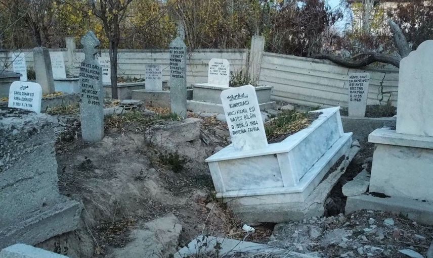 Çığlık sesleri gelince mezarın içini açtılar