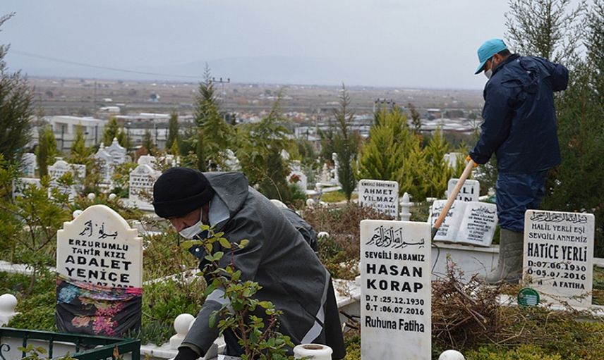 Online Mezarlık Bakım İşi Kuran Adam, Taleplere Yetişemiyor