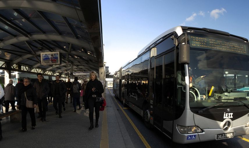 Metrobüs Durağında Beni İttin Tartışması Kavgaya Sebep Oldu