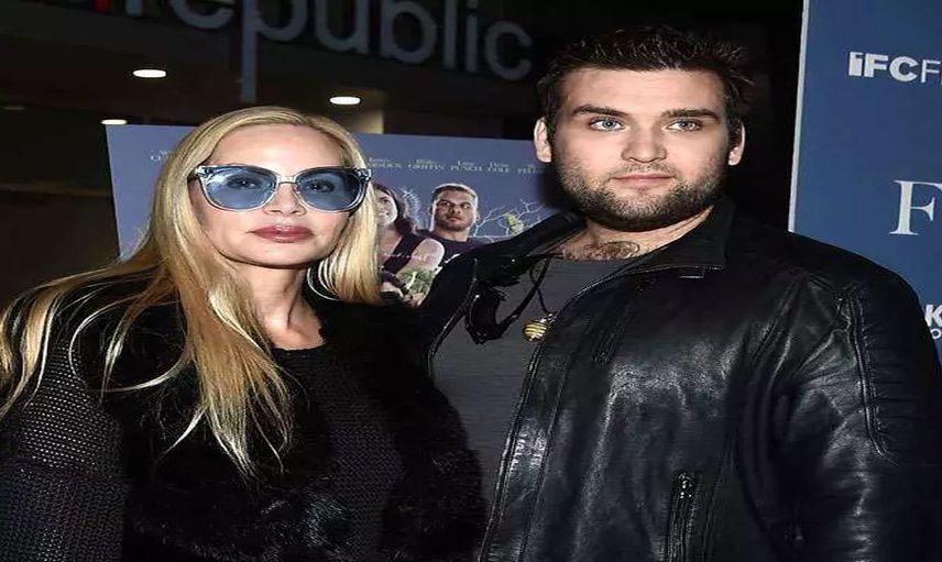 Ünlü oyuncu annesini dövdü! Magazin dünyası bu bomba haberle çalkalanıyor!