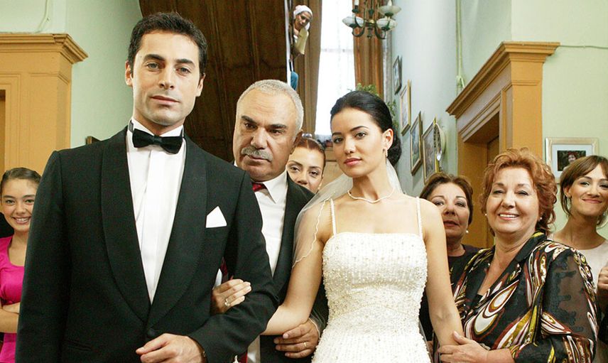 Yaprak Dökümü’nün usta oyuncusu Bedia Ener yıllar sonra itiraf etti: Fahriye Evcen ve Gökçe Bahadır küslüğünün gerçek yüzü ortaya çıktı