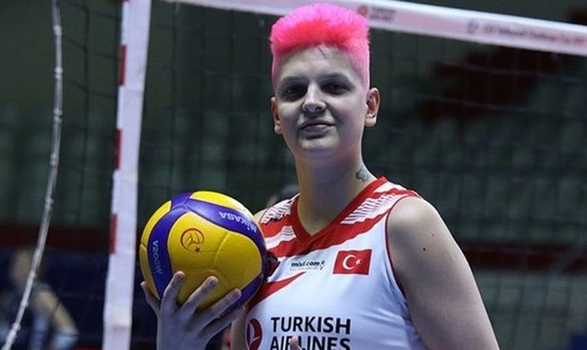 Ünlü voleybolcu Ebrar Karakurt eski sevgilisini unutamadı! Sosyal medya üzerinden yaptığı el hareketi gündem oldu
