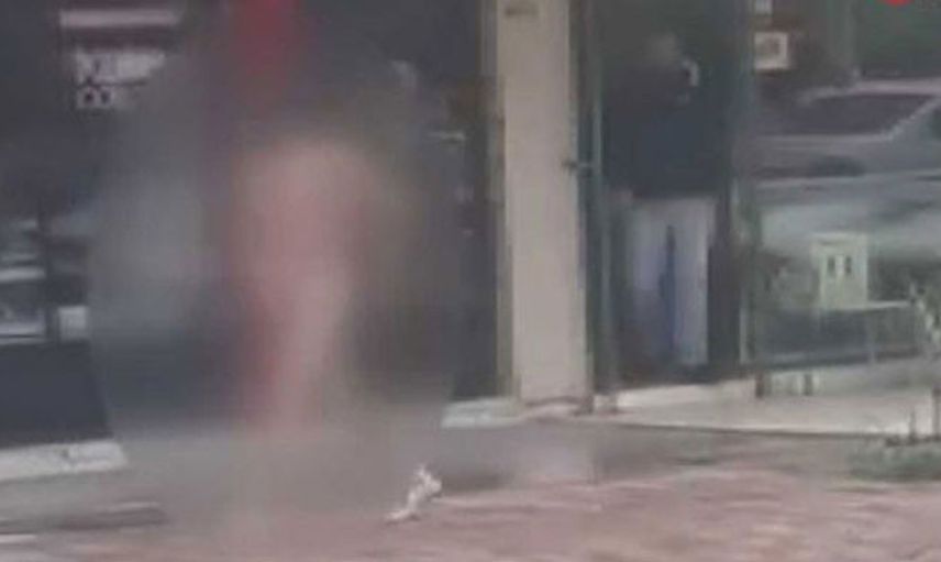 Sokak Ortasında Çırılçıplak Gezdi
