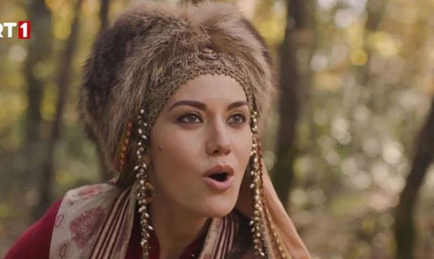 Fahriye Evcen bornozlu paylaşımı ile doğal güzelliğini konuşturdu! Paylaşımı ile kendine hayran bıraktı