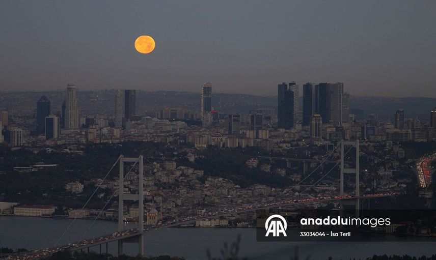 İstanbul'da eşsiz dolunay görüntüsü fotoğraflandı: İşte o anlar...