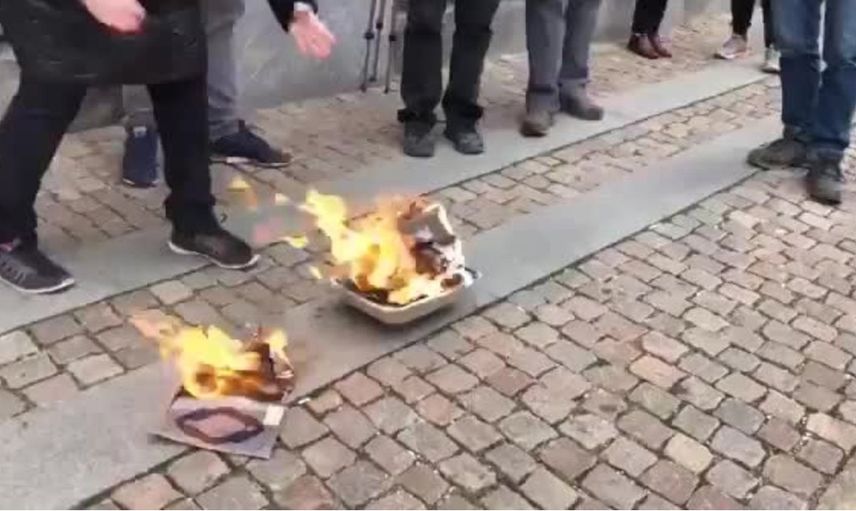 Sosyal medya bu görüntüleri konuşuyor: Kur'an-ı Kerim yakan gençlerin başına öyle bir şey geldi ki…