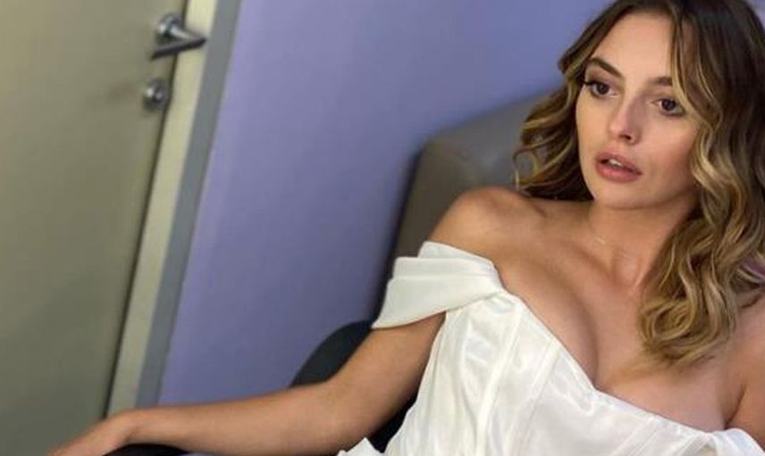 Melis Sezen'in Derin Yırtmaçlı Peri Elbisesi İle Beğenileri Topladı