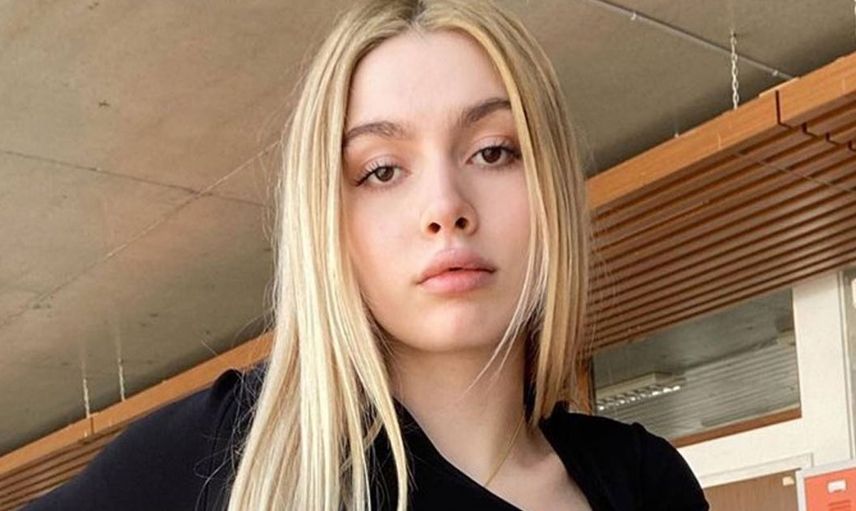 Aleyna Tilki yatak odasından poz verdi üzümleri de mahremine alet eden genç şarkıcı bu gidişle çarpılacak