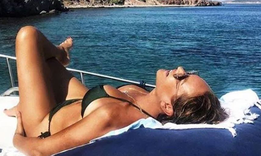 59 yaşındaki Hülya Avşar’dan gençlere taş çıkartacak pozlar: ‘Alev aldı buralar’