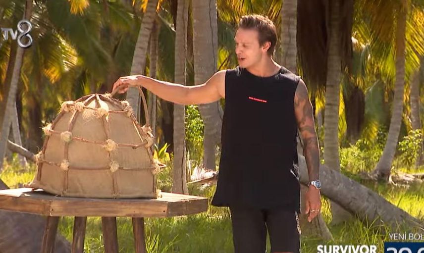 Survivor’da yarışmacı ile sunucu Murat Ceylan arasında gerginlik: Elindekini sunucuya fırlattı