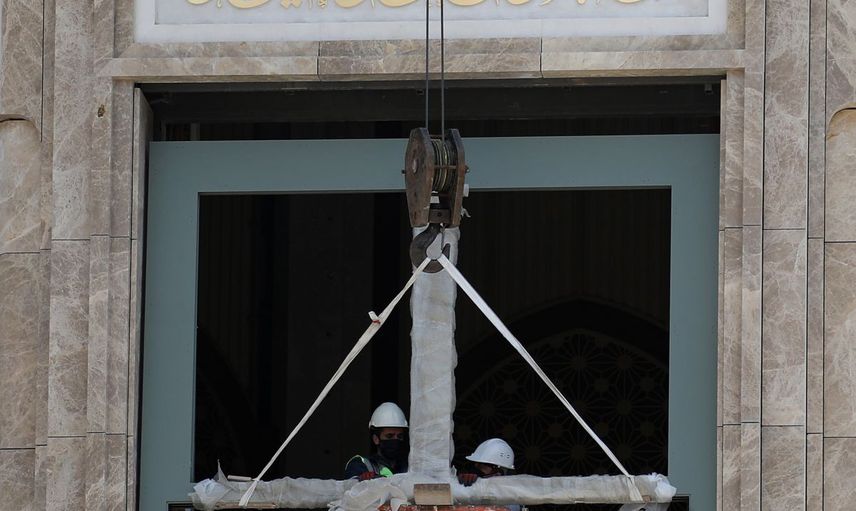 Taksim Camii’sinin Dev Avizesi Takıldı