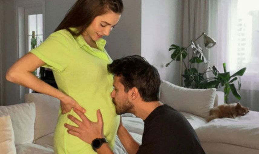 Ünlü oyuncu Fulya Zenginer bir aylık bebeğinin fotoğrafını paylaştı: Oğlunun adına tepki yağdı