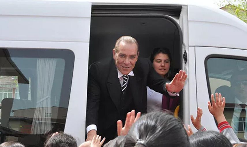 Atatürk’e Benzeyen Göksel Kaya Eşinden Yediği Dayakla Tanınmaz Hale Geldi