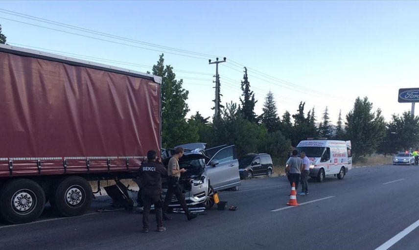 Ünlü şarkıcı Tan Taşçı kaza yaptı! Yaralanan şarkıcı apar topar hastaneye kaldırıldı