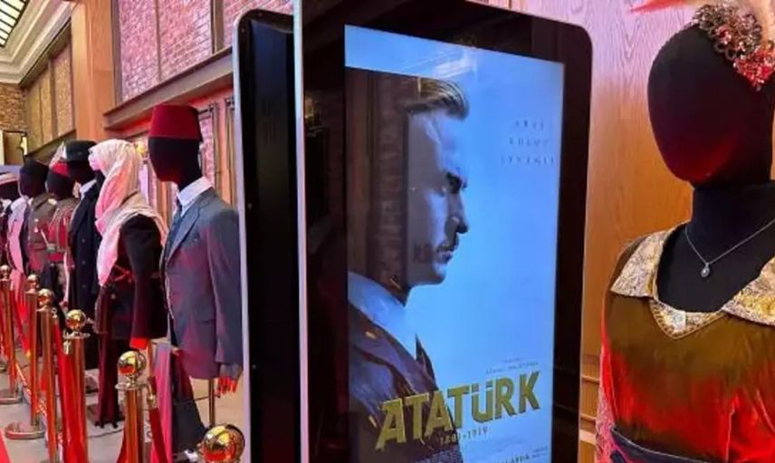 Aras Bulut İynemli’nin galadaki hareketleri olay oldu: Robota benzetildi