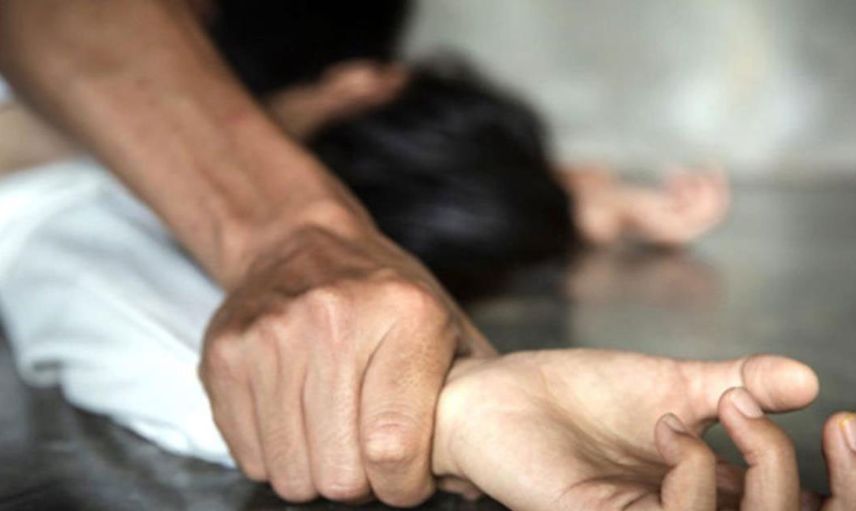 Korku dolu anlar! Genç kıza saldırı girişimi kameralara yansıdı