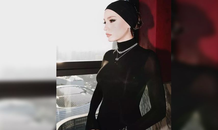 Aile'nin Devin'i Serenay Sarıkaya başını  örttü! Yeni tarzına ''Kızılcık Şerbeti'ne mi girecek?'' yorumları yağdı